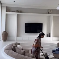 Seperti ibu-ibu pada umumnya, Jennifer juga terlihat tampil sederhana dengan hanya mengikat setengah rambutnya menggunakan jepitan. Wajahnya pun tampak natural tanpa pulasan makeup. Foto: Instagram/@jenniferbachdim