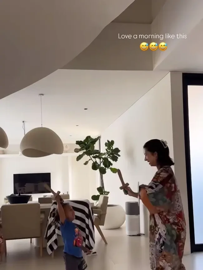 Di sela-sela membereskan rumahnya, Jennifer juga terlihat bermain bersama anaknya. Selain bisa bersih-bersih rumah sendiri, Jennifer juga diketahui mengurus keempat anaknya sendiri. Tak heran jika dirinya kerap dipuji sebagai ibu serba bisa. Foto: Instagram/@jenniferbachdim