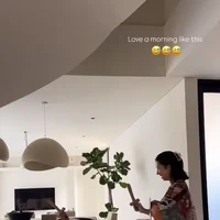 Di sela-sela membereskan rumahnya, Jennifer juga terlihat bermain bersama anaknya. Selain bisa bersih-bersih rumah sendiri, Jennifer juga diketahui mengurus keempat anaknya sendiri. Tak heran jika dirinya kerap dipuji sebagai ibu serba bisa. Foto: Instagram/@jenniferbachdim