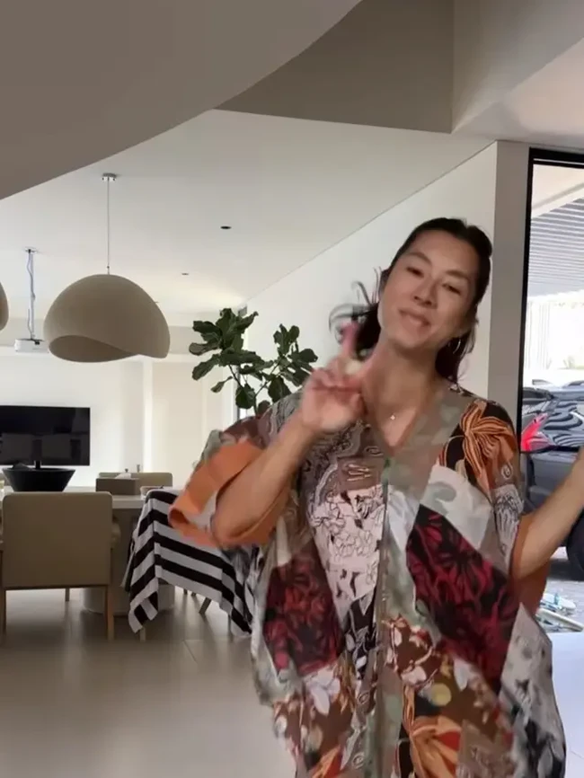 Meski tampil sederhana menggunakan daster namun Jennifer tetap terlihat cantik menawan. Pesona ibu 4 orang anak itu tetap terpancar. Foto: Instagram/@jenniferbachdim