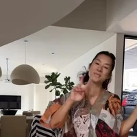 Meski tampil sederhana menggunakan daster namun Jennifer tetap terlihat cantik menawan. Pesona ibu 4 orang anak itu tetap terpancar. Foto: Instagram/@jenniferbachdim