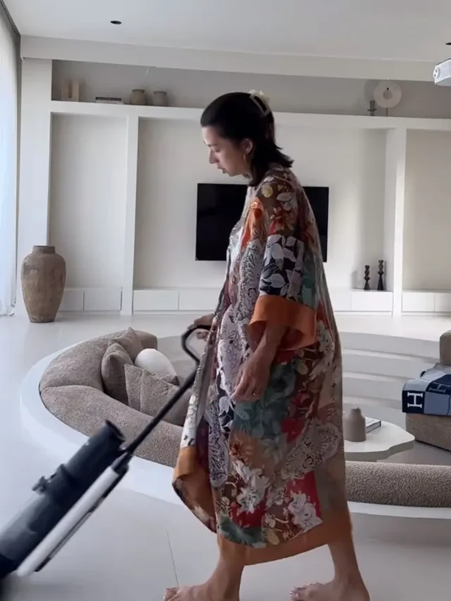 Meski harus membersihkan rumahnya yang cukup besar sendirian namun Jennifer tak terlihat kelelahan. Tak heran pasalnya wanita 37 tahun itu juga dikenal gemar berolahraga. Foto: Instagram/@jenniferbachdim