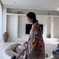 Meski harus membersihkan rumahnya yang cukup besar sendirian namun Jennifer tak terlihat kelelahan. Tak heran pasalnya wanita 37 tahun itu juga dikenal gemar berolahraga. Foto: Instagram/@jenniferbachdim