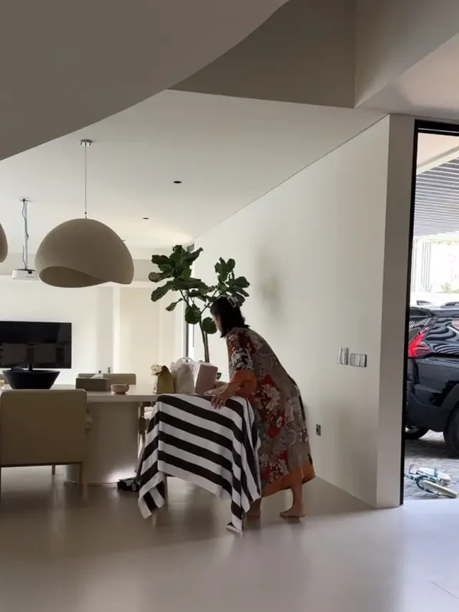 Terlihat Jennifer yang tengah sibuk menata rumah barunya tersebut. Rumah baru Jennifer sendiri terlihat begitu estetik dengan dominasi warna putih. Foto: Instagram/@jenniferbachdim
