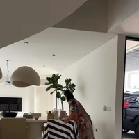 Terlihat Jennifer yang tengah sibuk menata rumah barunya tersebut. Rumah baru Jennifer sendiri terlihat begitu estetik dengan dominasi warna putih. Foto: Instagram/@jenniferbachdim