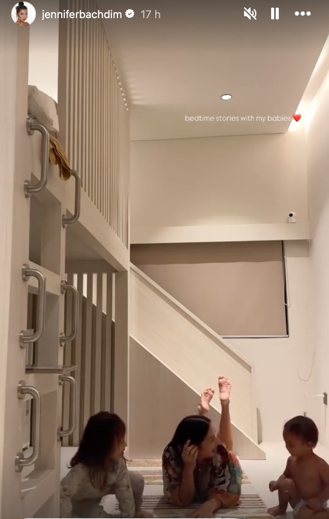 Setelah selesai membereskan rumah, Jennifer juga tak melupakan perannya sebagai seorang ibu. Bersama kedua anaknya, Jennifer tampak membacakan cerita pengantar tidur.  Foto: Instagram/@jenniferbachdim