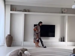 8 Foto Jennifer Bachdim Pakai Daster Beres-beres Rumah, Tetap Tampil Memukau