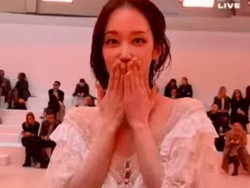 Jeon Jong Seo Tampil Seksi di Paris Fashion Week, Picu Rumor Operasi Plastik
