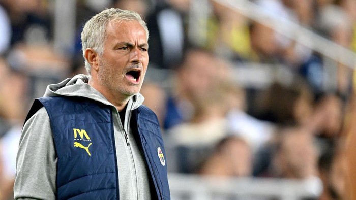 ISTANBUL - Fenerbahce SK coach Jose Mourinho during the UEFA Europa League match between Fenerbahce AS and R. Union Saint-Gilloise at the Ulker Fenerbahce Sukru Saracoglu stadium on Sept. 26, 2024 in Istanbul, Turkey. ANP | Hollandse Hoogte | Gerrit van Keulen (Photo by ANP via Getty Images)