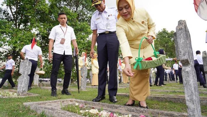 KAI Gelar Tabur Bunga di TMP Cikutra