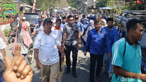 Paslon nomor urut 1, Ady-Irfan kampanye Pilbup Bima 2024 di Kecamatan Wawo, Jumat (27/9/2024). (Dok. Rafiin/detikBali)