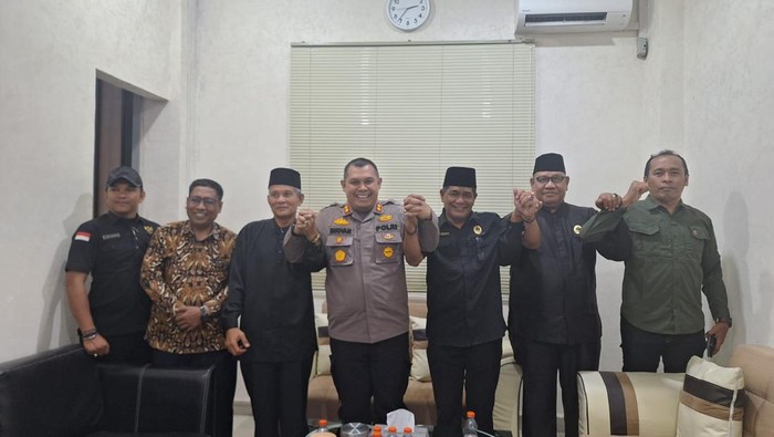 Kapolres Dumai, AKBP Dhovan Oktavianton bersilaturahmi dengan pengurus Lembaga Adat Melayu Riau (LAMR) Kota Dumai. (dok Polres Dumai)