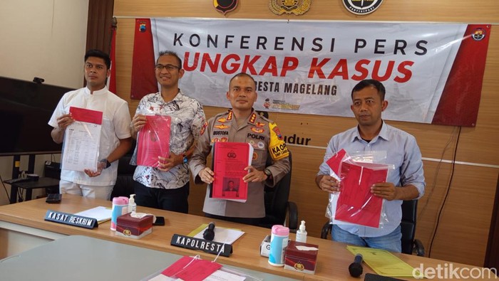 Kapolresta Magelang Kombes Mustofa memperlihatkan berkas perkara dugaan korupsi oleh Kades Tirto, Kecamatan Salam, AM (51).