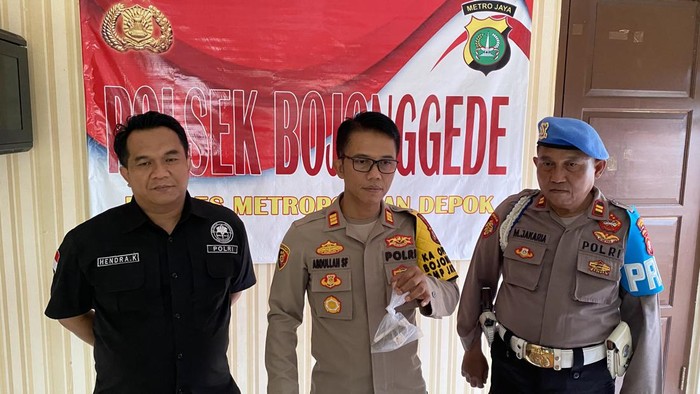 Kapolsek Bojonggede AKP Abdullah (tengah) menjelaskan kasus wanita disayat cutter oleh tetangganya.