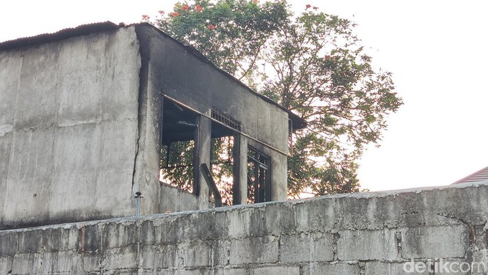 Kebakaran gudang mebel di belakang mal di kawasan Mlati, Sleman, Jumat (27/9/2024)