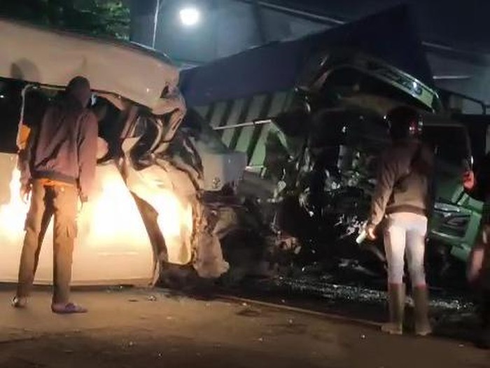Tabrakan truk dan kendaraan Hiace di jalur Wonosobo-Banjarnegara di Selomerto, Wonosobo, Jumat (27/9/2024) dini hari.