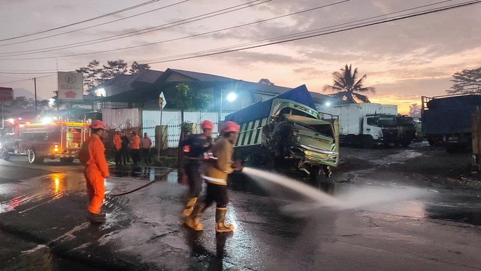 Tabrakan truk dan kendaraan Hiace di jalur Wonosobo-Banjarnegara di Selomerto, Wonosobo, Jumat (27/9/2024) dini hari.