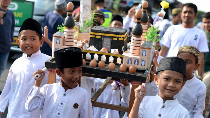 Sejumlah anak mengangkat hiasan berisi telur saat festival telur hias di kampung Wanasari, Denpasar, Bali, Kamis (26/9/2024). Festival tersebut diikuti ratusan warga setempat dengan menampilkan berbagai kreasi hiasan telur dan pertunjukan seni tradisi untuk memperingati Maulid Nabi Muhammad SAW. ANTARA FOTO/Fikri Yusuf/nym.