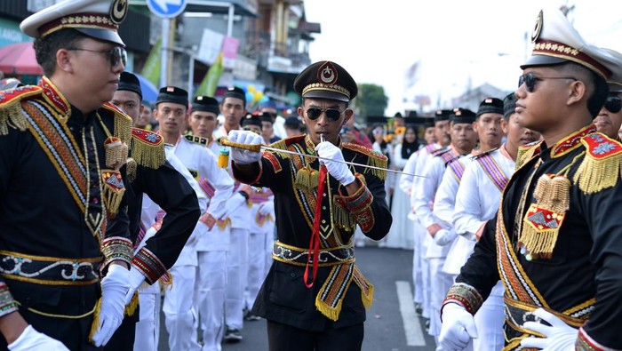 Sejumlah anak mengangkat hiasan berisi telur saat festival telur hias di kampung Wanasari, Denpasar, Bali, Kamis (26/9/2024). Festival tersebut diikuti ratusan warga setempat dengan menampilkan berbagai kreasi hiasan telur dan pertunjukan seni tradisi untuk memperingati Maulid Nabi Muhammad SAW. ANTARA FOTO/Fikri Yusuf/nym.