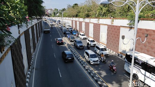 Kepadatan arus lalu lintas di Underpass Dewa Ruci menuju Nusa Dua, Bali.