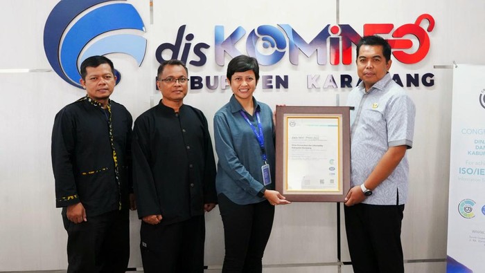 Kepala Diskominfo Karawang, saat menerima sertifikat ISO sistem kemanan informasi Kepala Diskominfo Karawang, saat menerima sertifikat ISO sistem kemanan informasi