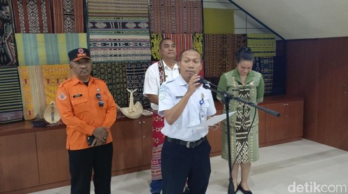 Kepala Stasiun Klimatologi NTT, Rahmat Adji, memberikan keterangan kepada awak media terkait prediksi musim hujan, Jumat (27/9/2024). (Simon Selly/detikBali)