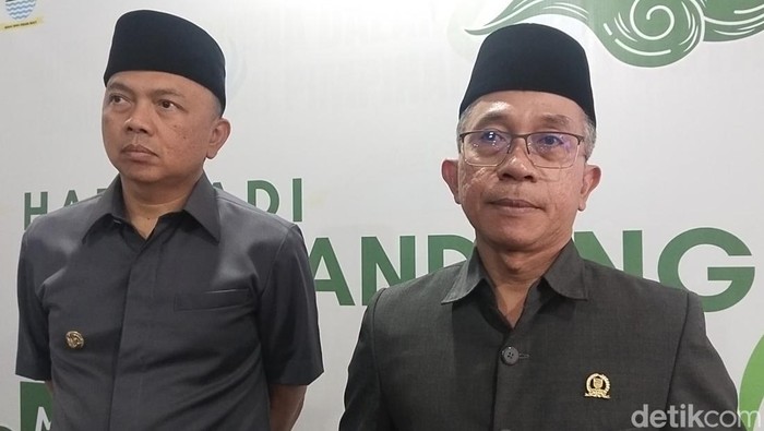 Ketua DPRD Kota Bandung Asep Mulyadi (kanan) saat menjelaskan tentang penetapan tersangka kasus Bandung Smart City.