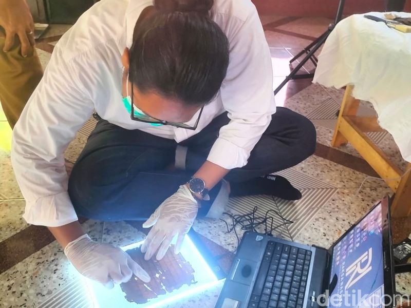 Ketua Rumah Naskah Nusantara Gunari Putra Erisman alias Kang Gun Gun tengah melakukan digitalisasi manuskrip kuno.