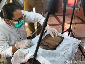 Menjaga Kelestarian Manuskrip Kuno di Ciamis Lewat Digitalisasi