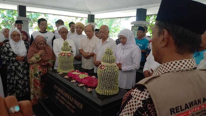Khofifah ziarah ke makam mantan Gubernur Jatim RPH Moh Noer di sampang