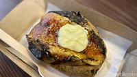 Seporsi ubi brulee di sini dibanderol Rp 35.000. Untuk ubinya sendiri menggunakan jenis ubi cilembu. Ada dua varian, yakni original dan butter. Foto: detikcom/Riska Fitria