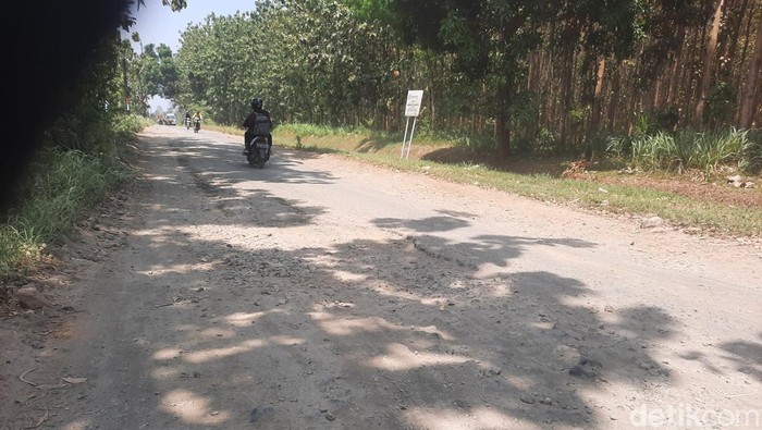 Kondisi kerusakan jalan penghubung Regaloh-Lahar, Tlogowungu, Pati, Jumat (27/9/2024).