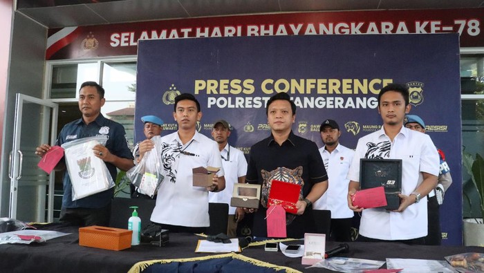 Konferensi pers kasus eks kades korupsi Dana Desa di Tangerang, Banten.