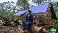 Seorang warga Suku Badui melihat rumahnya yang rusak akibat bencana angin puting beliung Kampung Lebak Menteng, Lebak, Banten, Kamis (26/9/2024).  