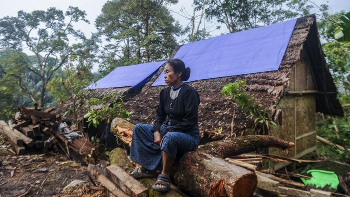 Seorang warga Suku Badui melihat rumahnya yang rusak akibat bencana angin puting beliung Kampung Lebak Menteng, Lebak, Banten, Kamis (26/9/2024). Sebanyak 21 warga Suku Badui yang rumahnya rusak terdampak angin puting beliung tersebut masih membutuhkan bantuan berupa logistik seperti makanan, baju layak pakai, perlengkapan balita, dan selimut. ANTARA FOTO/Muhammad Bagus Khoirunas/rwa.