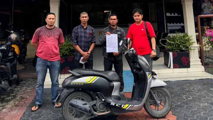 Korban saat serah terima motor yang dilaporkan hilang. (Dok Polsek Bukit Raya)
