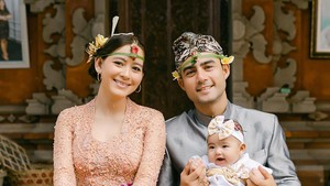Pasangan Laura Theux dan Indra Brotolaras juga mengumumkan kelahiran putri mereka yang diberi nama Wayan Victoria Semesta Brotolaras. Laura melahirkan pada 24 April 2024 melalui proses operasi caesar. Foto: Instagram @laura_theux