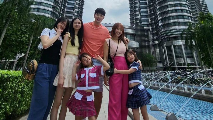Lee Jong Hoon bersama istri dan anak.