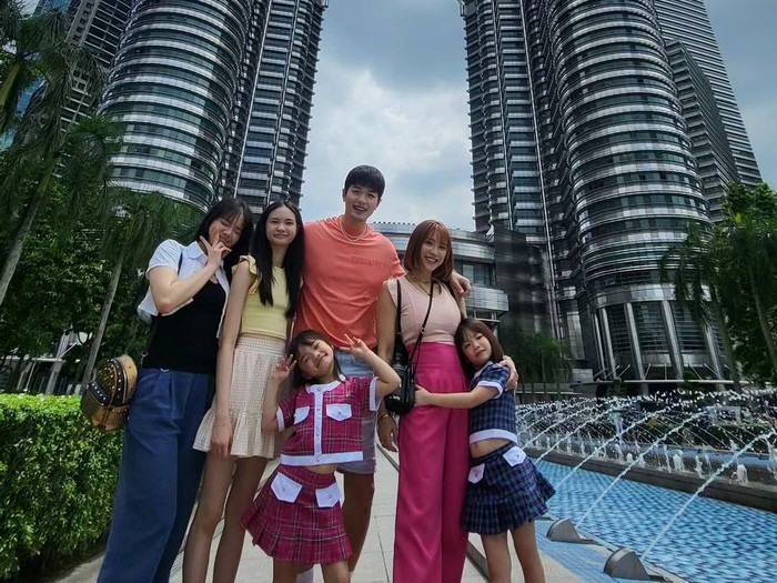 Lee Jeong Hoon Lee Jong Hoon bersama istri dan anak.