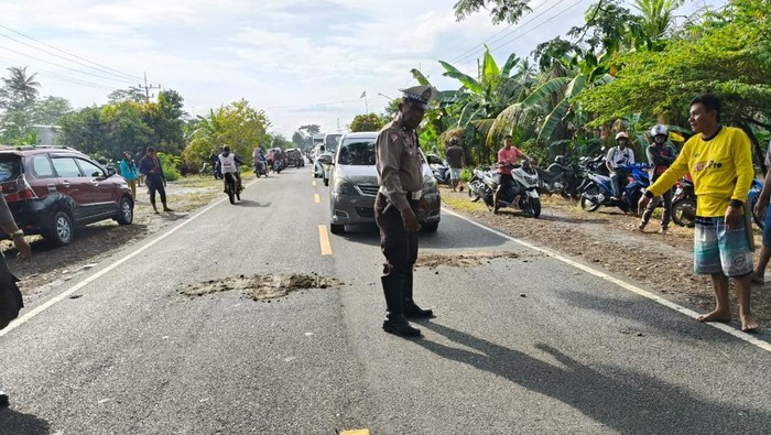 Pengendara motor Scoopy berinisial AD (30) dan boncengannya, SF (24) tewas usai terlibat kecelakaan dengan mobil Honda Brio di Kabupaten Luwu, Sulawesi Selatan (Sulsel).