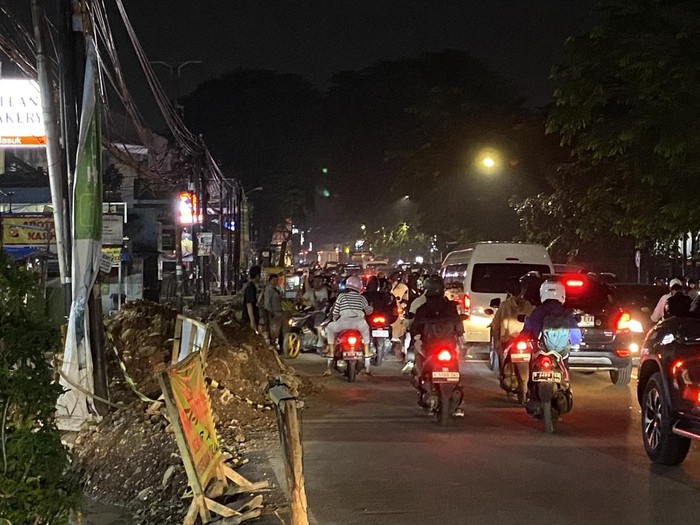 Macet di Jalan Akses UI, Kelapa Dua, Depok, Jabar.