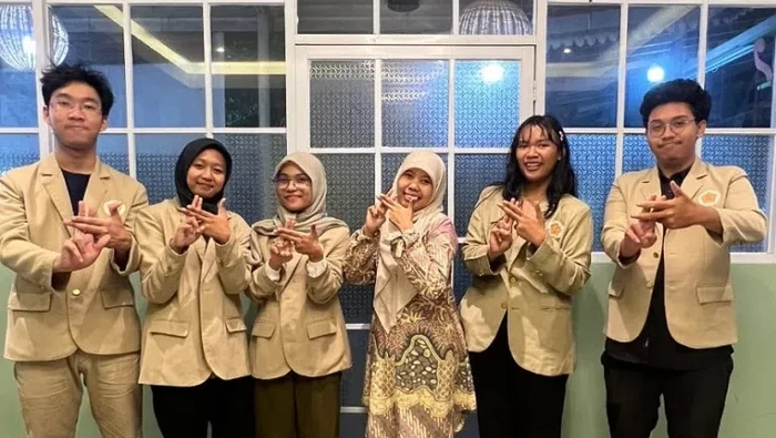 Mahasiswa UGM ciptakan sandal terapi pintar untuk pasien patah tulang.