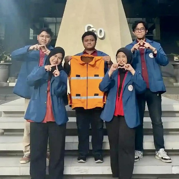 mahasiswa unair surabaya Bikin Rompi Otomatis Pencegah Serangan Panas Pekerja