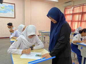 Mahasiswa Surabaya Punya Cara Unik Ajarkan Anak Bahasa Inggris dengan Mudah