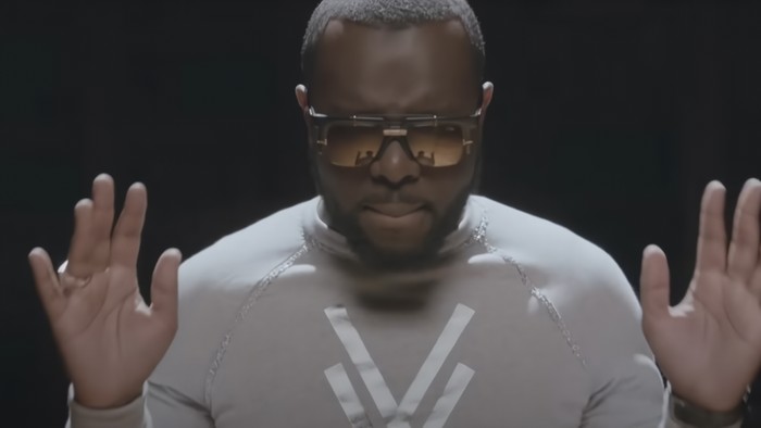 Tangkapan layar video klip Est-ce Que Tu Maimes oleh Maitre Gims
