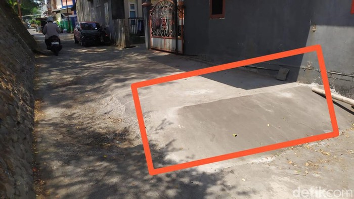 Warga bernama H Agus (56) telah meratakan beton batas ban mobilnya di bekas garasinya yang memakan setengah badan jalan umum di Kota Makassar, Sulawesi Selatan (Sulsel).