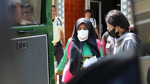 Mantan kepala sekolah (kasek) di Dompu, Nusa Tenggara Barat (NTB), berinisial ST digiring ke mobil tahanan Kejari Dompu seusai ditetapkan sebagai tersangka kasus korupsi Rp 416 juta. (Foto: Istimewa)
