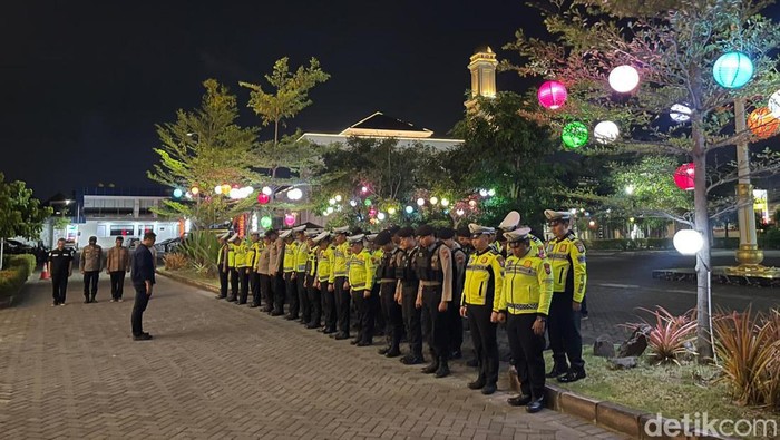 Mapolresta Sidoarjo Dipercantik dengan Lampu Hias