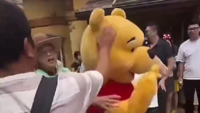 Maskot Winnie the Pooh dipukul lalu tersungkur.