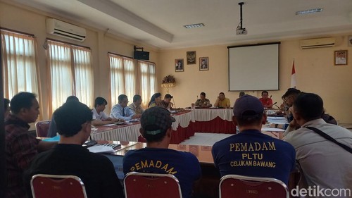 Mediasi terkait pesangon karyawan PLTU Celukan Bawang di Dinas Ketenagakerjaan Kabupaten Buleleng, Jumat (27/9/2024). (Made Wijaya Kusuma/detikBali)